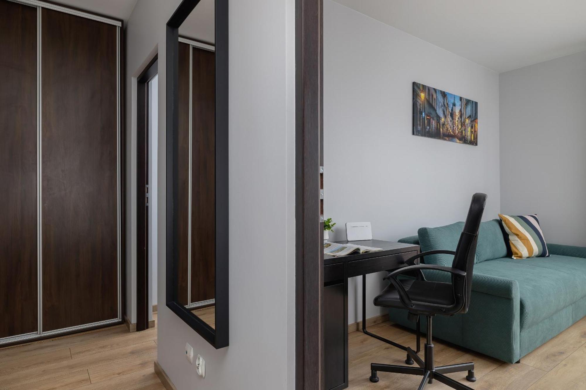 Stylish Apartment With Balcony & Parking Cracow By Noclegi Renters Красков Екстериор снимка
